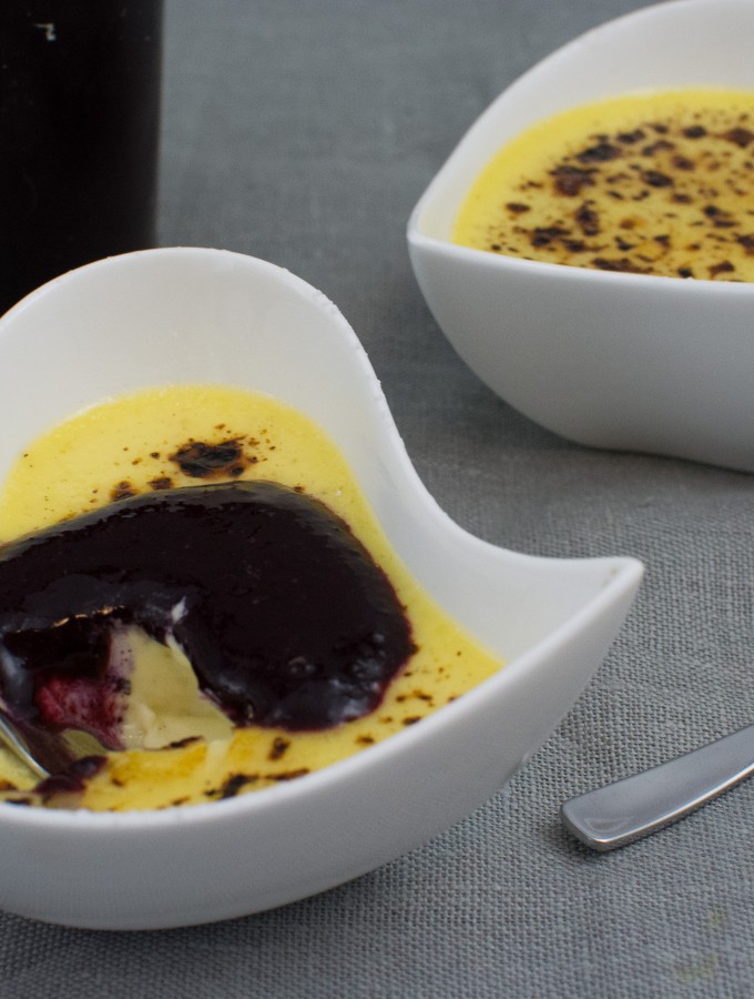 Crème Brûlée mit weihnachtlicher Blaubeersauce