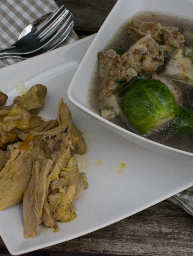 Kräftige Suppe mit Eisbein und Rosenkohl