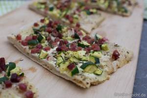 Flammkuchen mit Zucchini und Speck