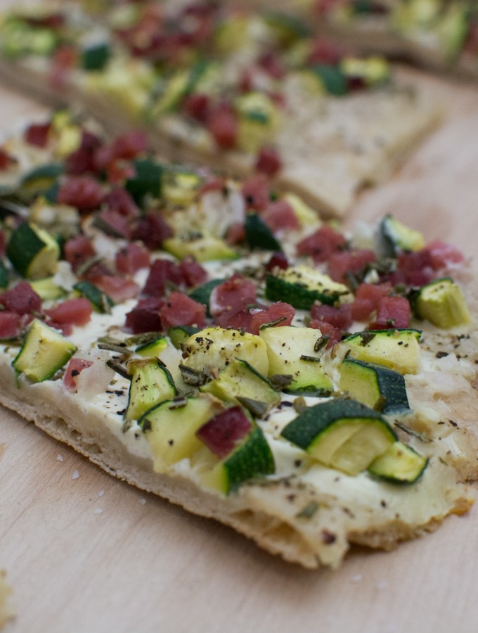 Flammkuchen mit Zucchini und Speck