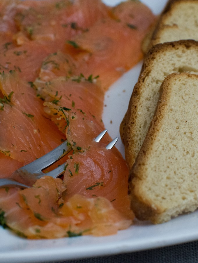 Gebeizter Lachs mit Dill und Zitrone