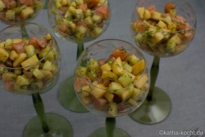 Salat vom gebeizten Lachs mit Apfel und Gurke