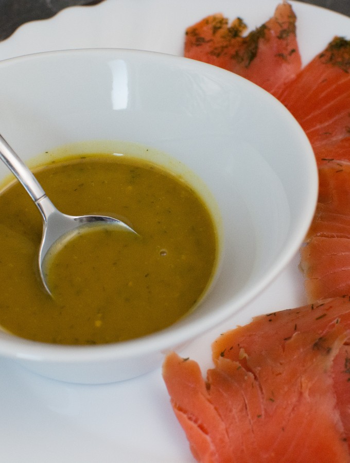 Graved Lachs mit Honig-Senf Sauce