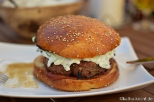 Burger mit Tsatziki und gegrillter Aubergine Burger mit Tsatziki und gegrillter Aubergine