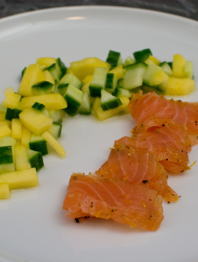 Gebeizter Lachs mit Mango und Gurke