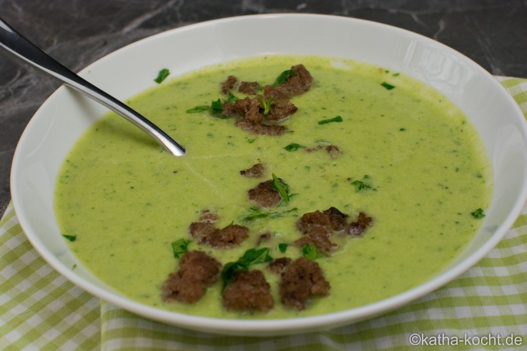 Grüne Käsesuppe mit Wirsingkohl - Katha-kocht!