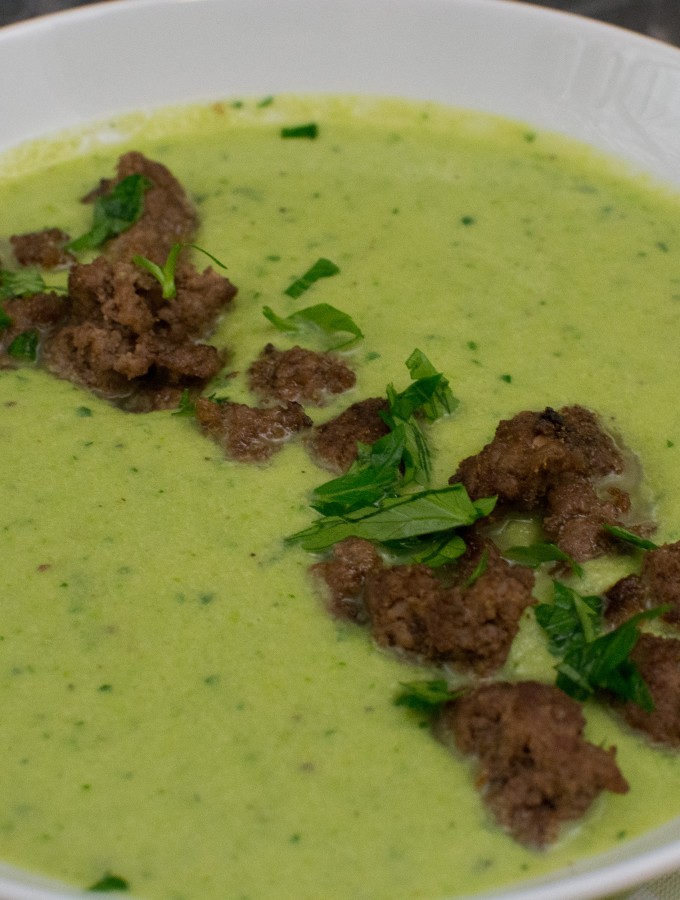 Grüne Käsesuppe mit Wirsingkohl