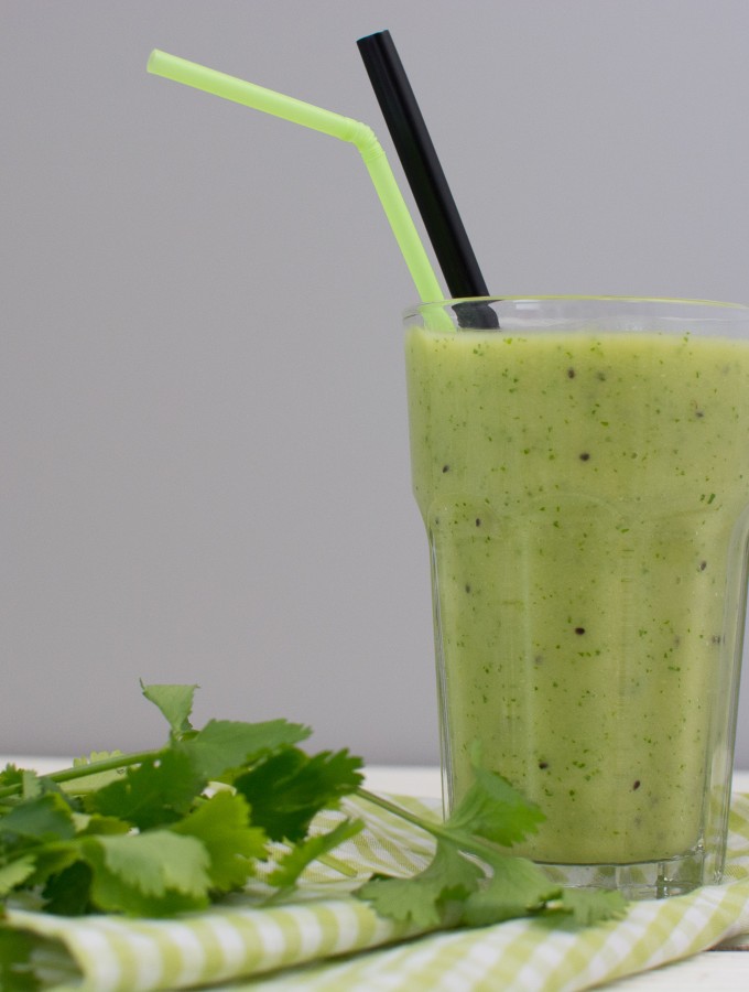 Grüner Smoothie mit Avocado und Kiwi