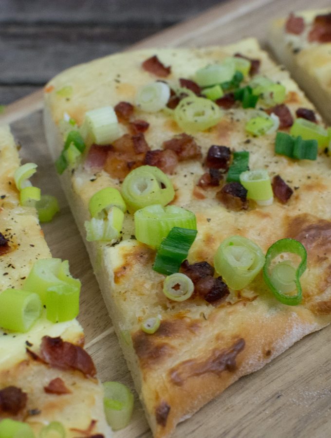 Rahmbrot mit Speck wie auf dem Weihnachtsmarkt