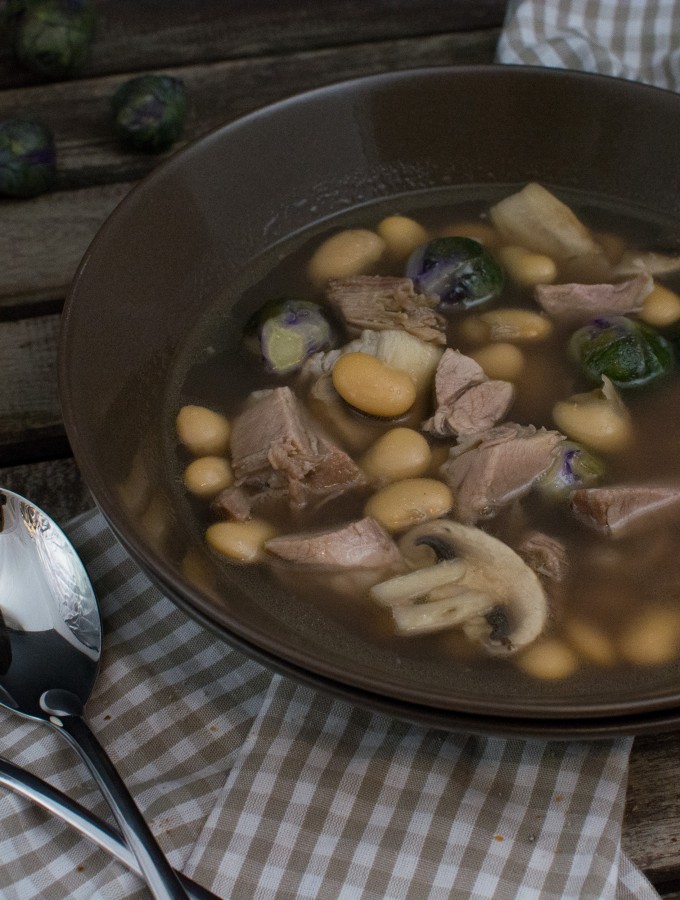 Suppe mit Eisbein und Bohnen