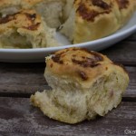 Fluffige Pizzabrötchen mit Kräutern und Knoblauchbutter