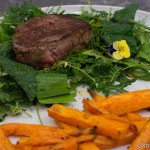 Rinderfilet auf Wildkräutersalat mit Süßkartoffelpommes