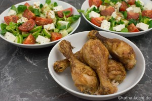 Knusprige Hähnchenschenkel mit Salat