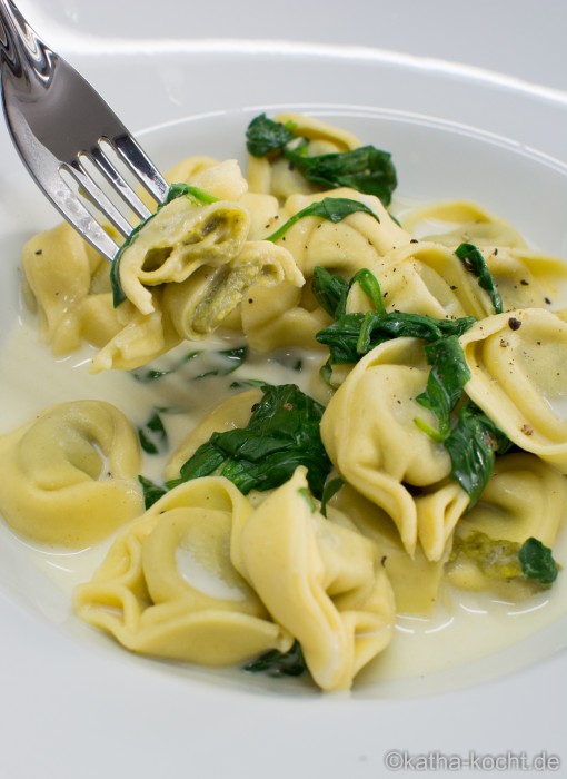 Spinat Ricotta Tortellini mit Frischkäsesauce - Katha-kocht!