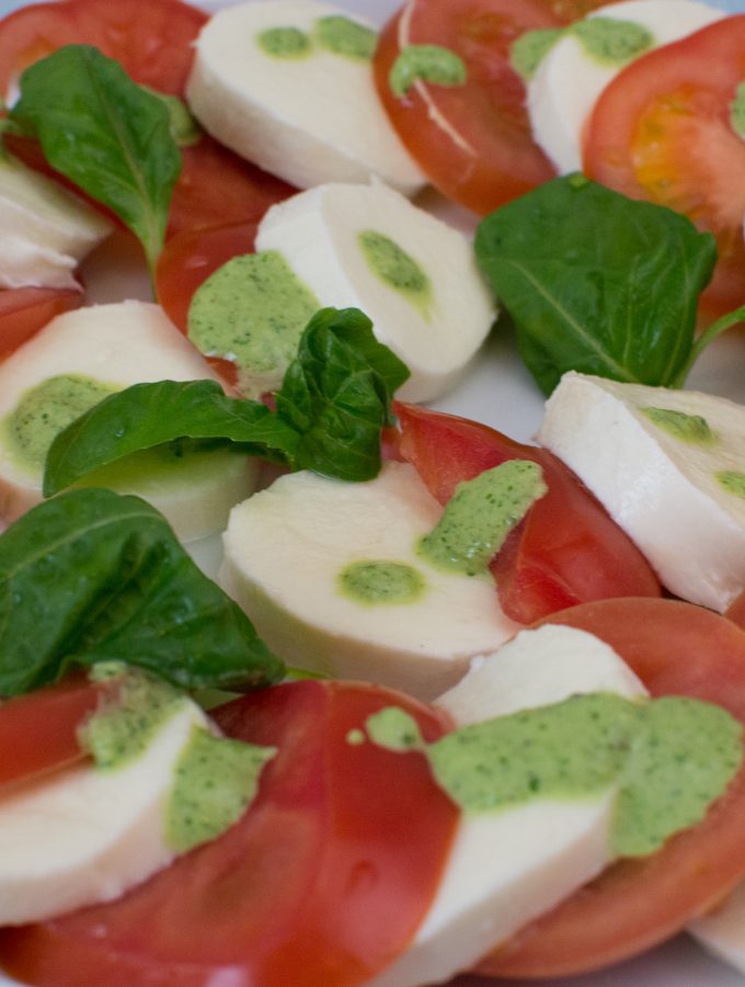 Tomate-Mozzarella Salat mit Basilikum Pesto