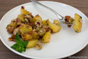 Warmer Kartoffelsalat mit getrockneten Tomaten Warmer Kartoffelsalat