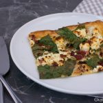 Blätterteigpizza mit Mangold und Fetakäse