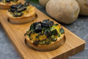 Kürbis-Kartoffel Küchlein mit Blutwurst und Wirsing