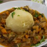 Pilzgulasch mit Kartoffelknödeln