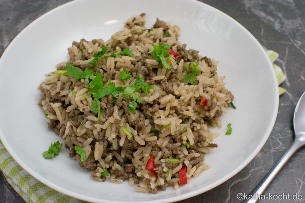 Scharfe Reispfanne mit Hackfleisch und Koriander - Katha-kocht!