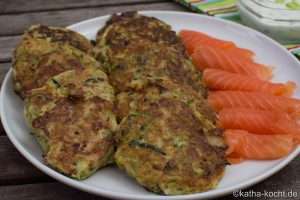 Klassische Zucchinipuffer mit Räucherlachs Zucchinipuffer