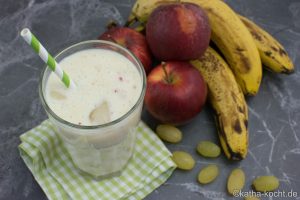 Buttermilch Drink mit Banane und Weintrauben