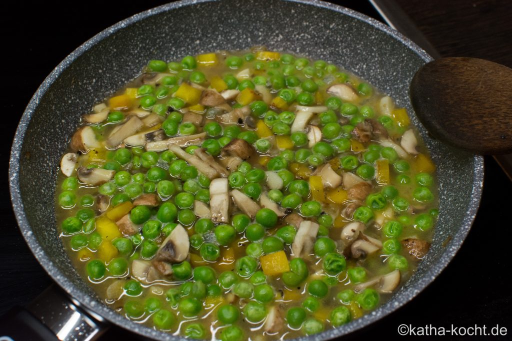 Farfalle mit buntem Gemüse und Lachs - Katha-kocht! Farfalle mit buntem Gemüse und Lachs - Katha-kocht!