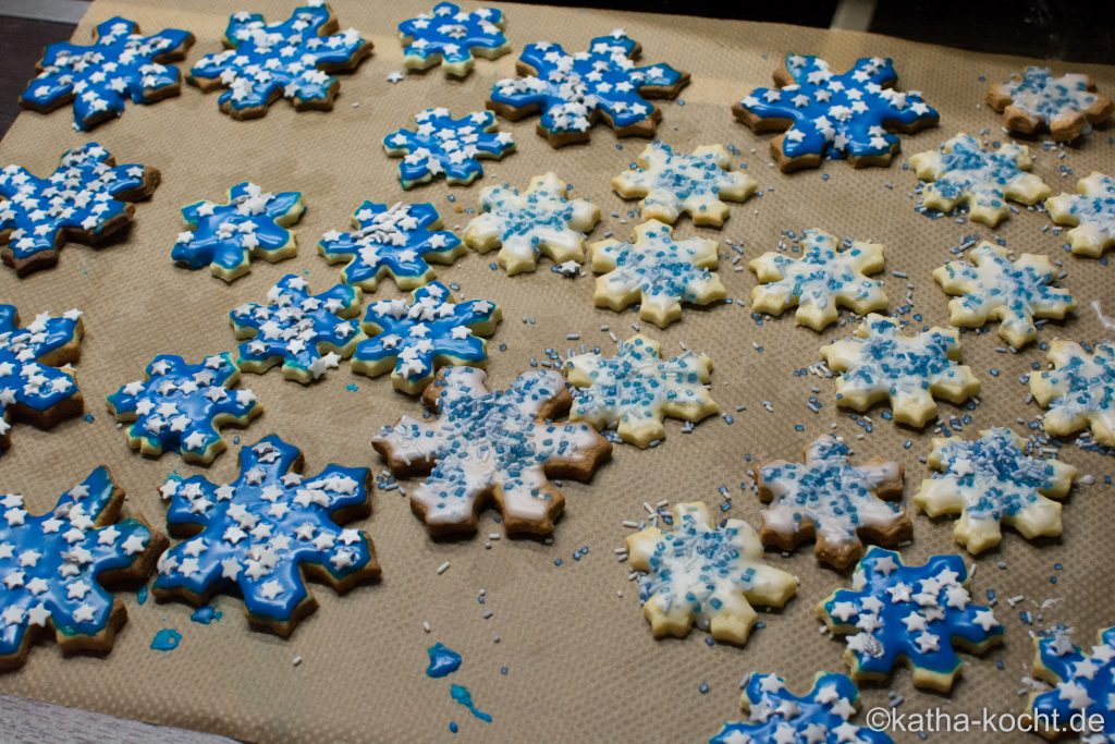Weihnachtsgebäck - Marzipan Schneeflocken-Plätzchen - Katha-kocht!