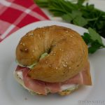 Bagel mit Mozzarella und Parmaschinken