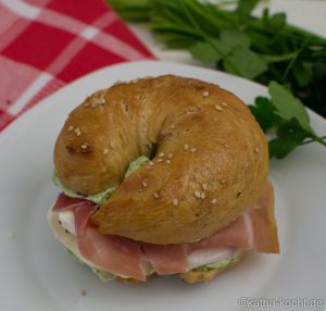Bagel mit Mozzarella und Parmaschinken