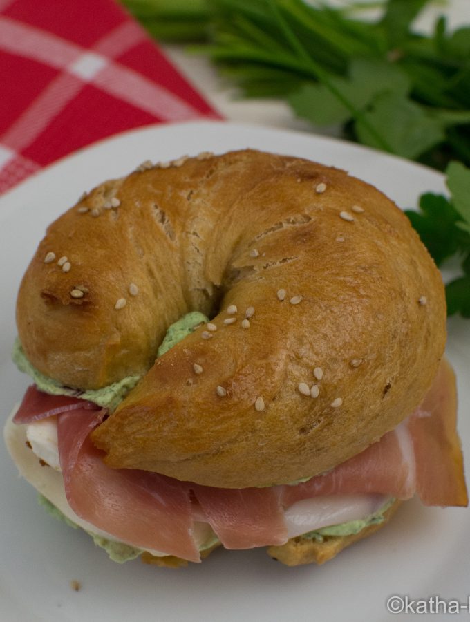 Bagel mit Mozzarella und Parmaschinken