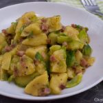 Rosenkohlpfanne mit Speck und Kartoffelklößen