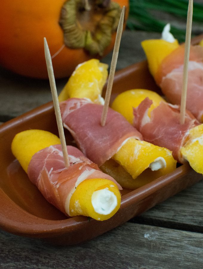 Tapas - Persimon Kaki mit Ziegenfrischkäse und Serranoschinken