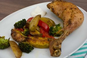 Hähnchenkeulen auf gebackenem Gemüse