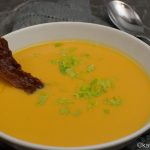 Kürbis-Erdnusscreme Suppe mit Knusperbacon