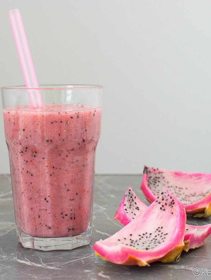 Rosa Smoothie mit Drachenfrucht und Himbeeren