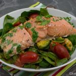 Sanft gegarter Lachs auf buntem Salat