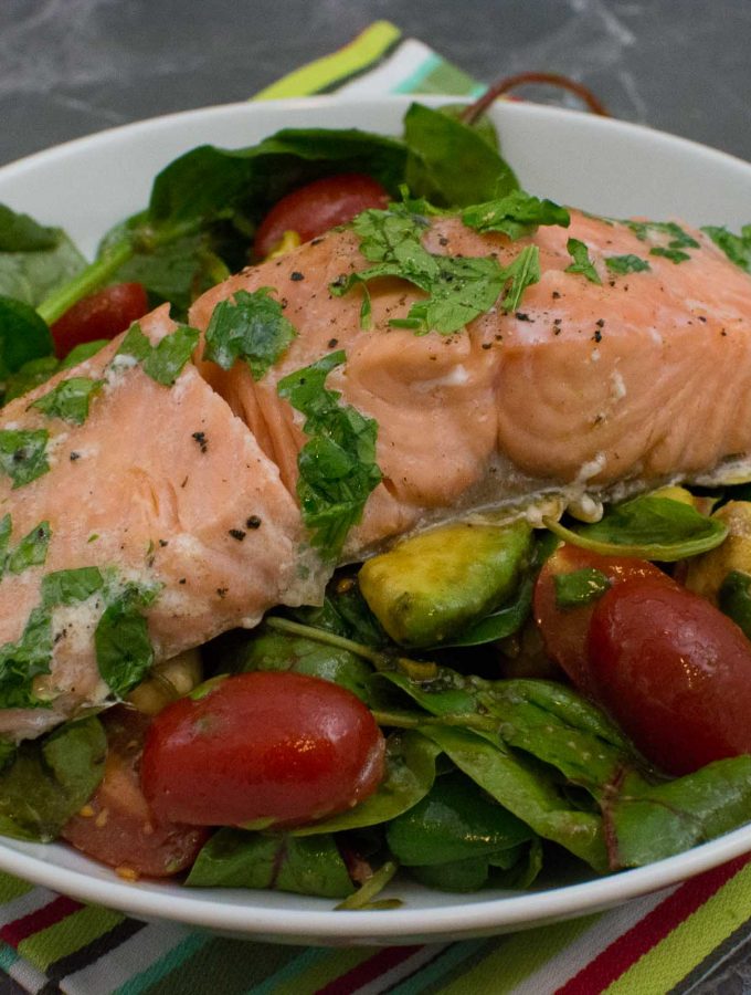 Sanft gegarter Lachs auf buntem Salat