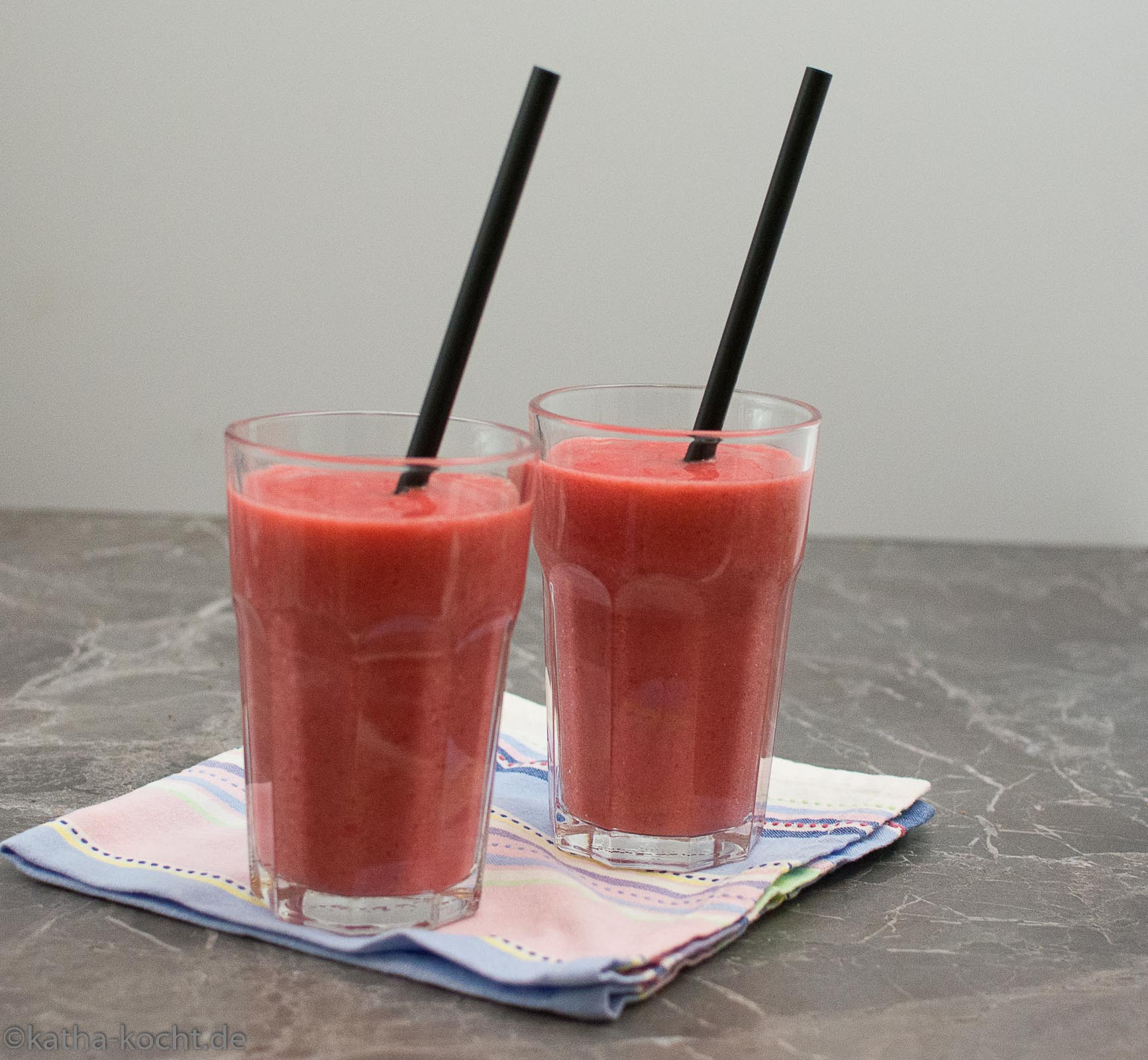 Erdbeere-Banane Smoothie mit extra Vitamin C - Katha-kocht! Erdbeere-Banane Smoothie mit extra Vitamin C - Katha-kocht!