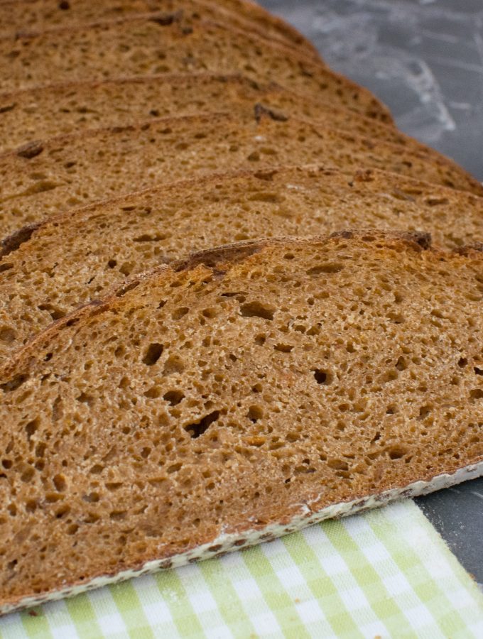 Weizenmischbrot mit getrockneten Tomaten