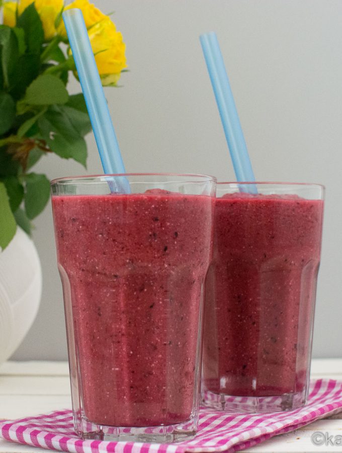 Banane-Waldfrucht Smoothie mit Kokosmilch