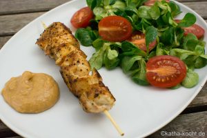 Erdnuss-Orangen Dip mit Hähnchenspießen und Salat