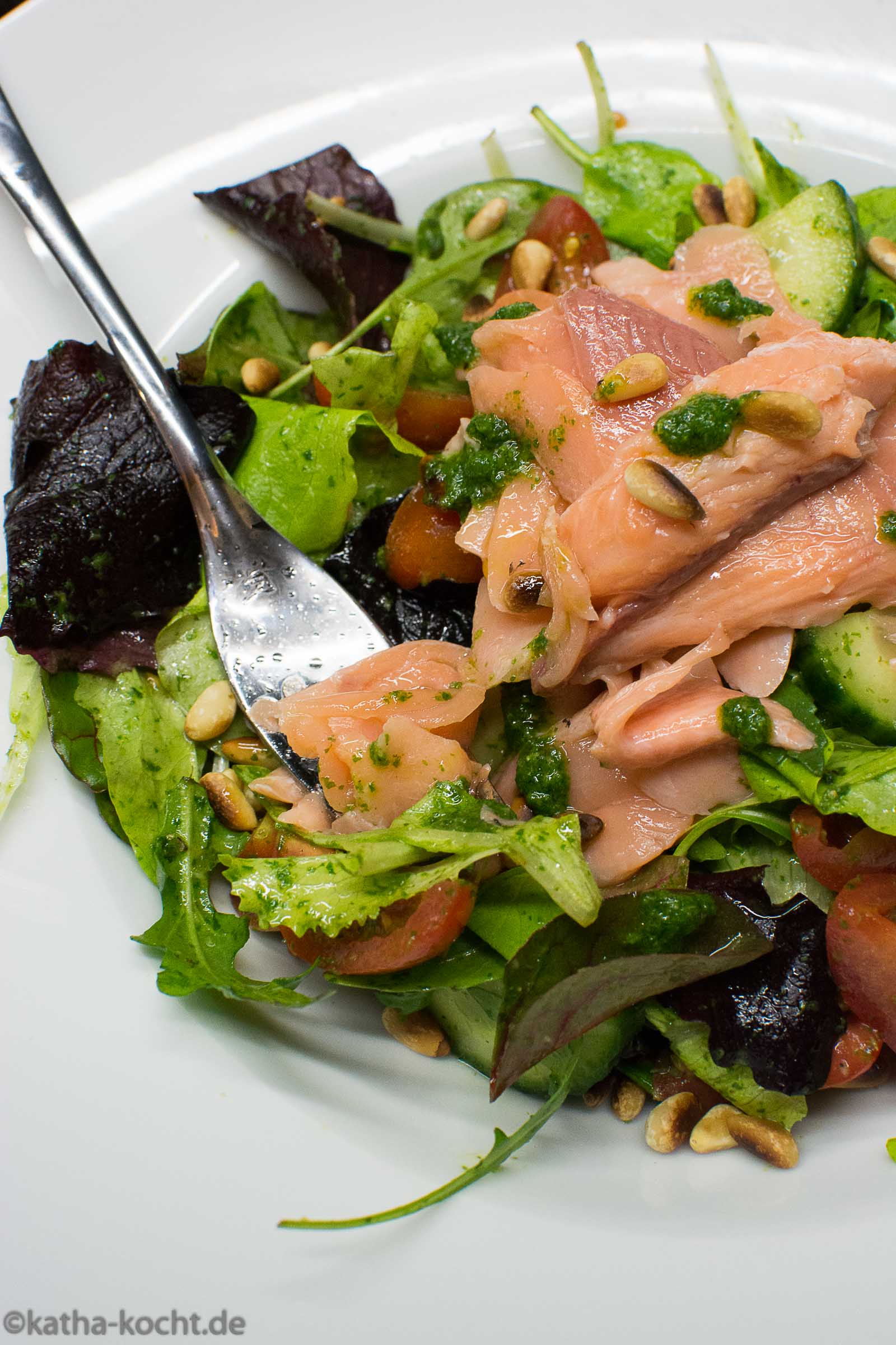 Gebackene Lachsforelle mit Kerbelpesto auf Salat - Katha-kocht!