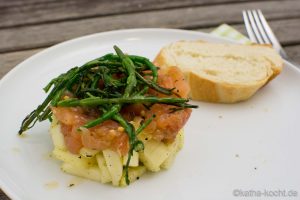 Gebeizter Saibling auf Apfelsalat