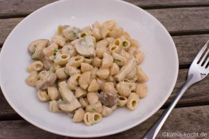 Hörnchennudeln mit Zitrone und Pilzen