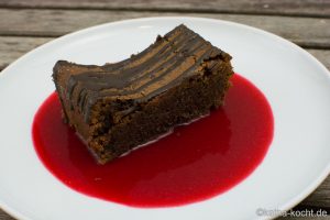 Traumhafter Schokoladenkuchen mit Himbeersauce