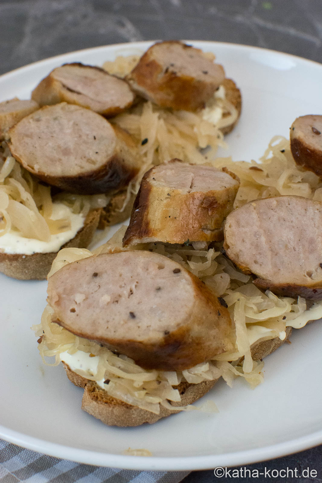 Bratwurst und Sauerkraut auf Brot Kathakocht!