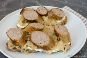 Bratwurst und Sauerkraut auf Brot