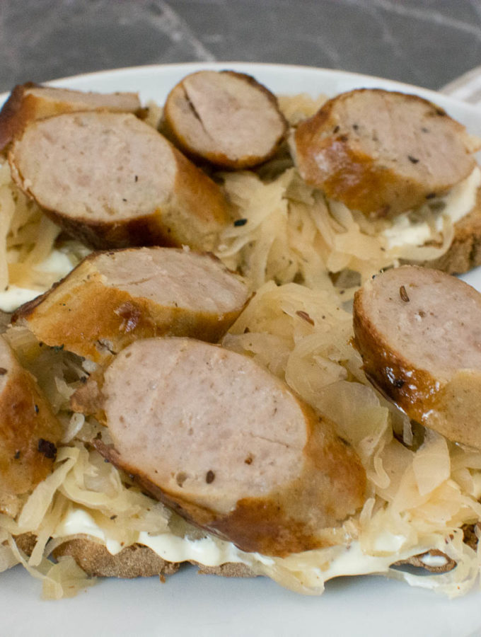 Bratwurst und Sauerkraut auf Brot