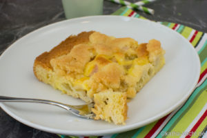 Rhabarberkuchen mit weißer Schokolade